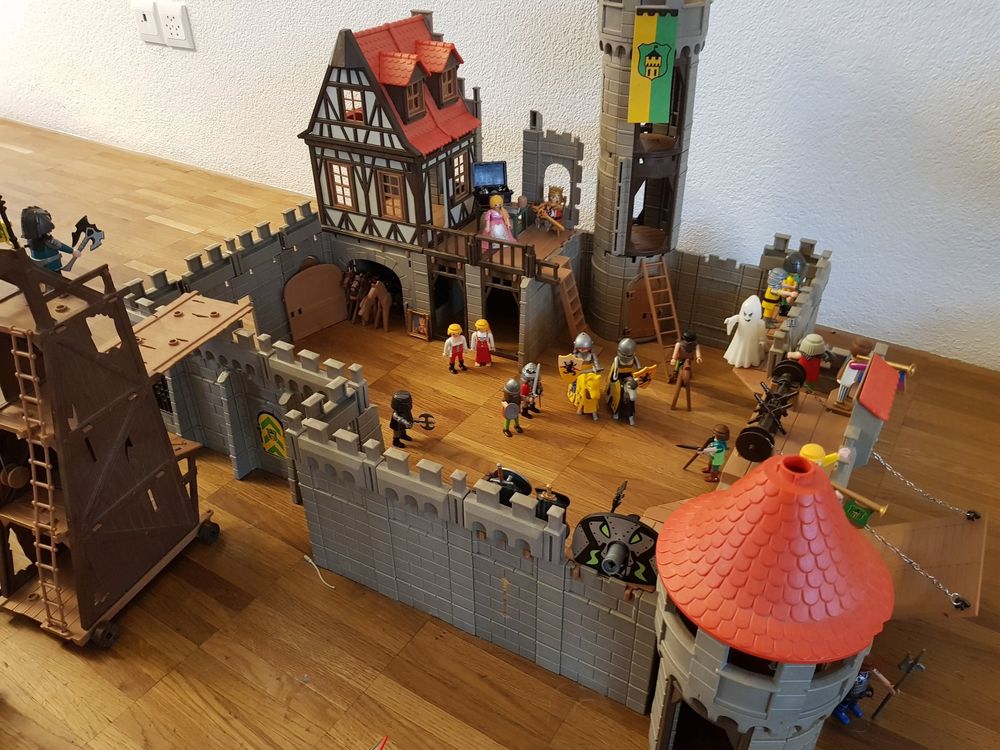 Tolle grosse Playmobil Ritterburg mit viel Zubehör (Gebraucht) in für ...