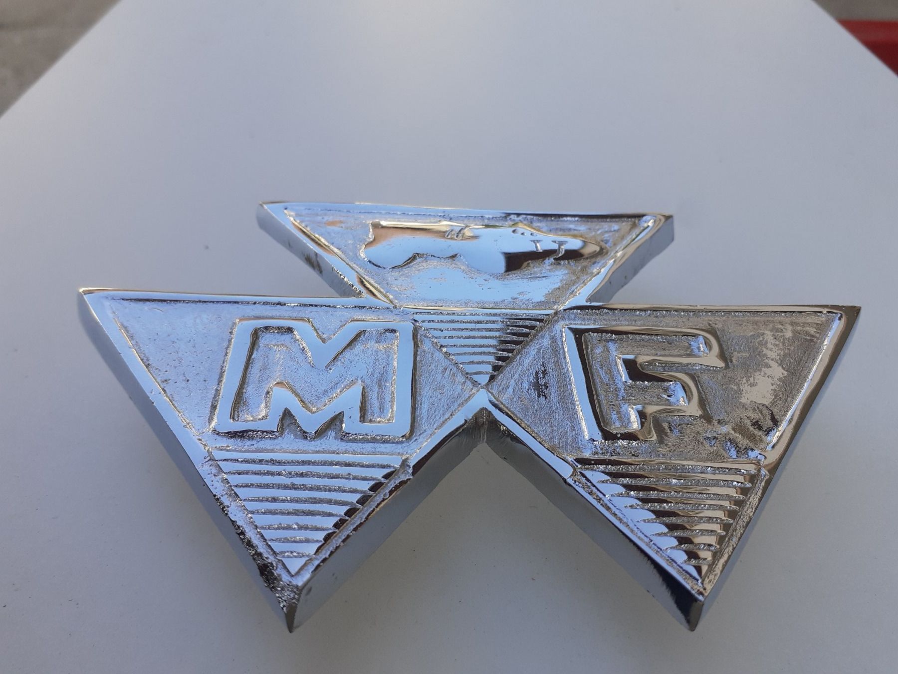 Massey Ferguson Trattori: MF-Frontemblem – Nuovo e nell'imballaggio originale da Rothenthurm venduto da mf-schuler 2