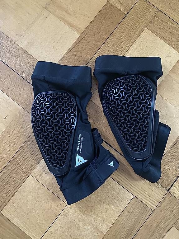 Protezioni & Imbottiture: Knieschoner Dainese – Usato da Zürich venduto da Herrtapparella