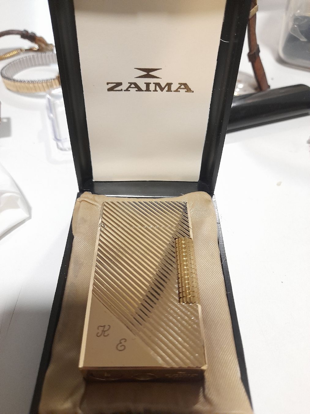 Accendini: Zaima lighter gold case striped with monogram K E – Usato da Richterswil venduto da ara_9vyr 5