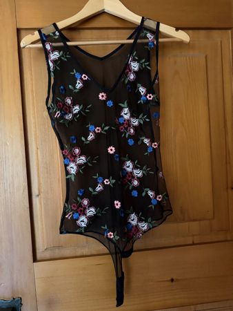 Schwarzer transparenter Body mit Blumenstickerei, Gr.S