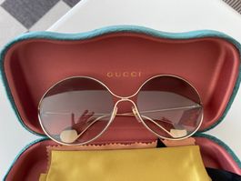 Lunettes de soleil Gucci avec étui, pochette tissu et étui