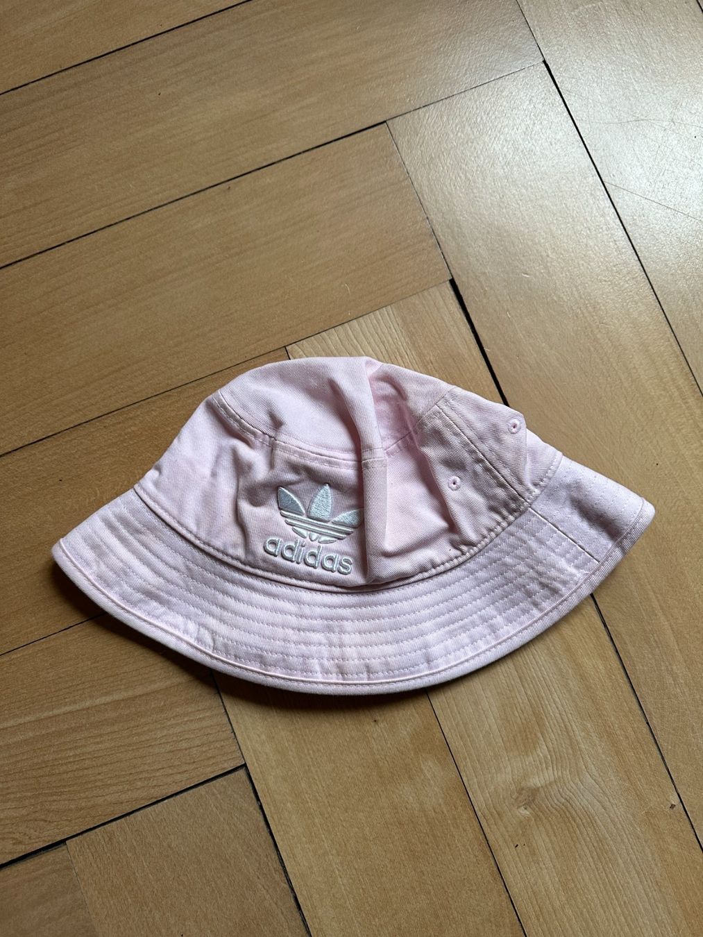 Adidas Copricapi, berretti & cappellini: ADIDAS - Bucket Hat rosa – Usato da Zürich venduto da Diazaio