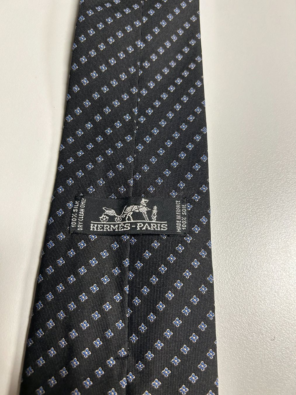 Hermès Cravatte: Hermès Taffet Kreuz Muster Krawatte – Nuovo (secondo la descrizione) da Bern venduto da kurtikobolt74 2