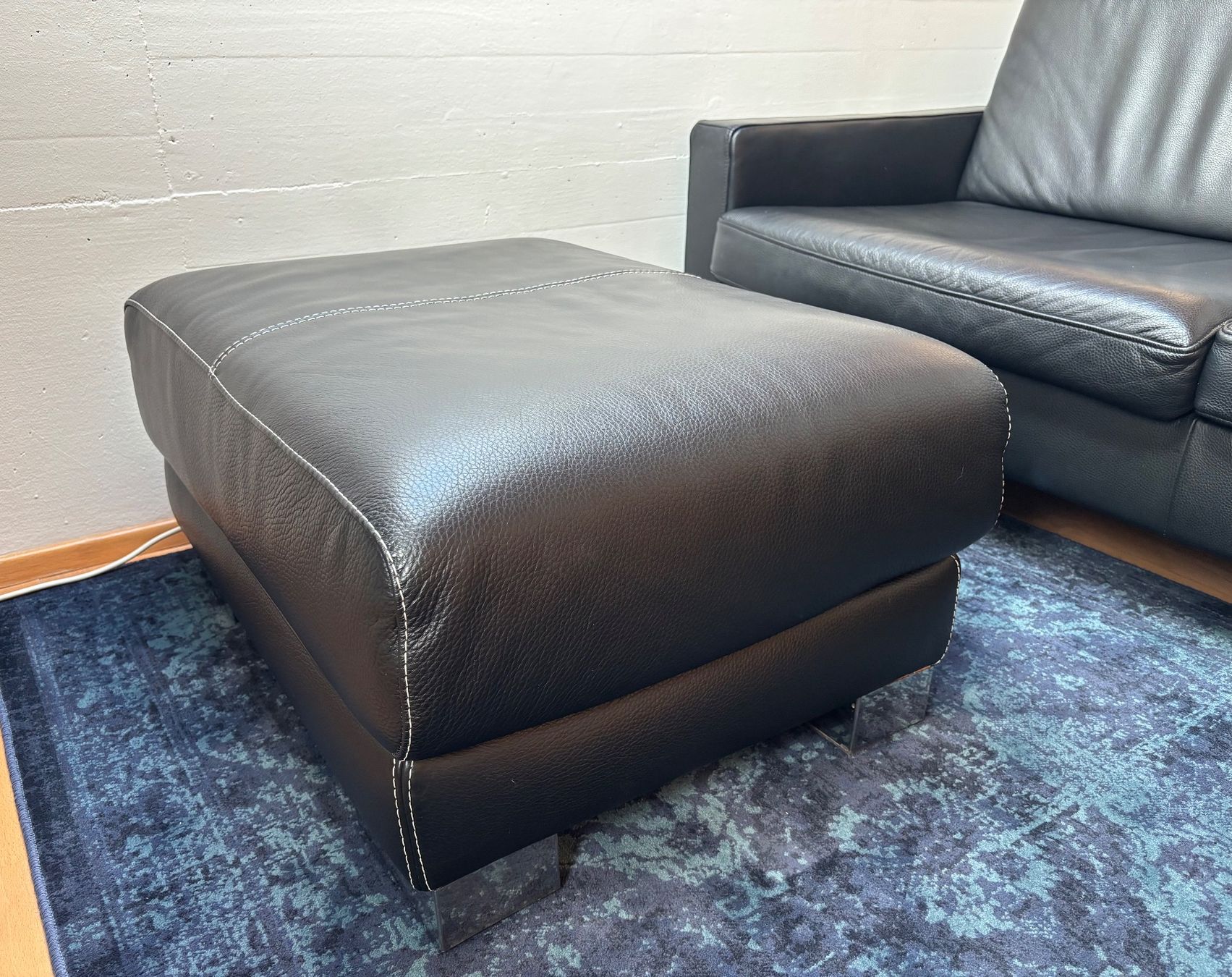 Sofas: Echtleder Sofa mit Hocker schwarz – Gebraucht aus Umiken von Steini99 4
