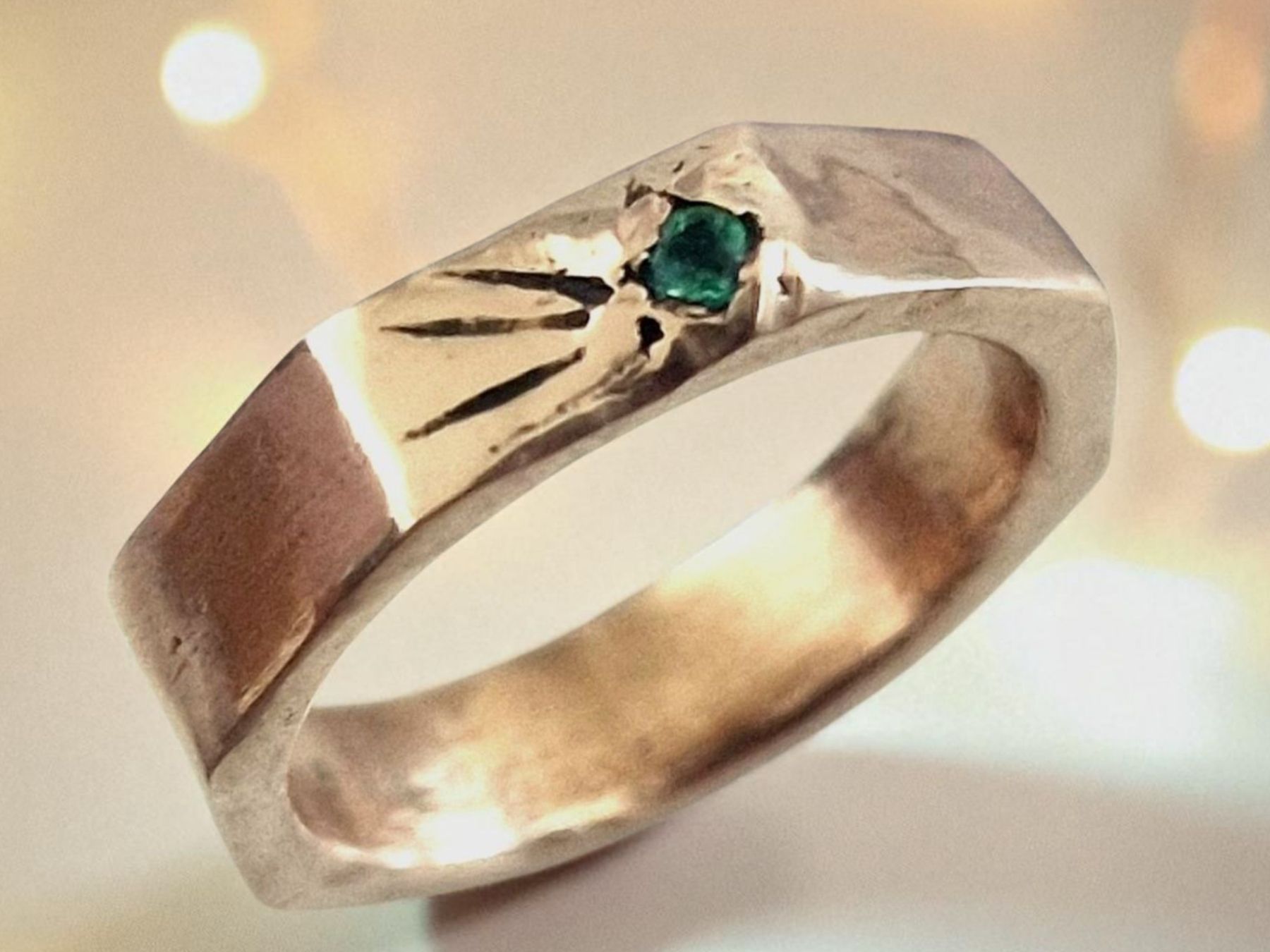 Anelli: Achteckring Bronze mit Smaragd. Grösse 52 – Nuovo e nell'imballaggio originale da Aarau venduto da Schmuckhoehle_MD 4
