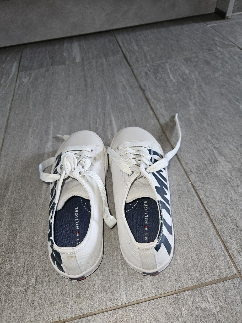 Tommy Hilfiger Scarpe per ragazzi: Tommy Hilfiger Schuhe, Gr. 33, weiss – Nuovo (secondo la descrizione) da Oberwil BL venduto da blackdiamond14 2