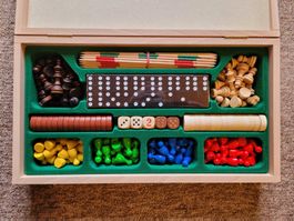 Spielbox mit über 10 Spielen