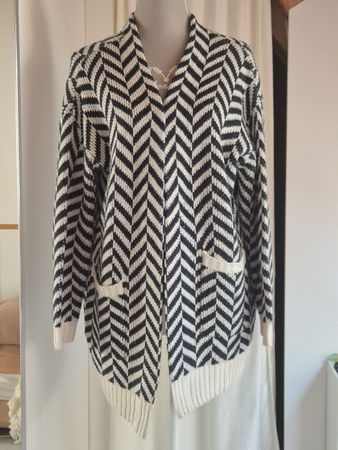Strickjacke Chicorée schwarz weiss gemustert Grösse M