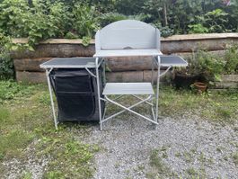 Campingküche mit Stauraum - Ideal für Outdoor-Abenteuer