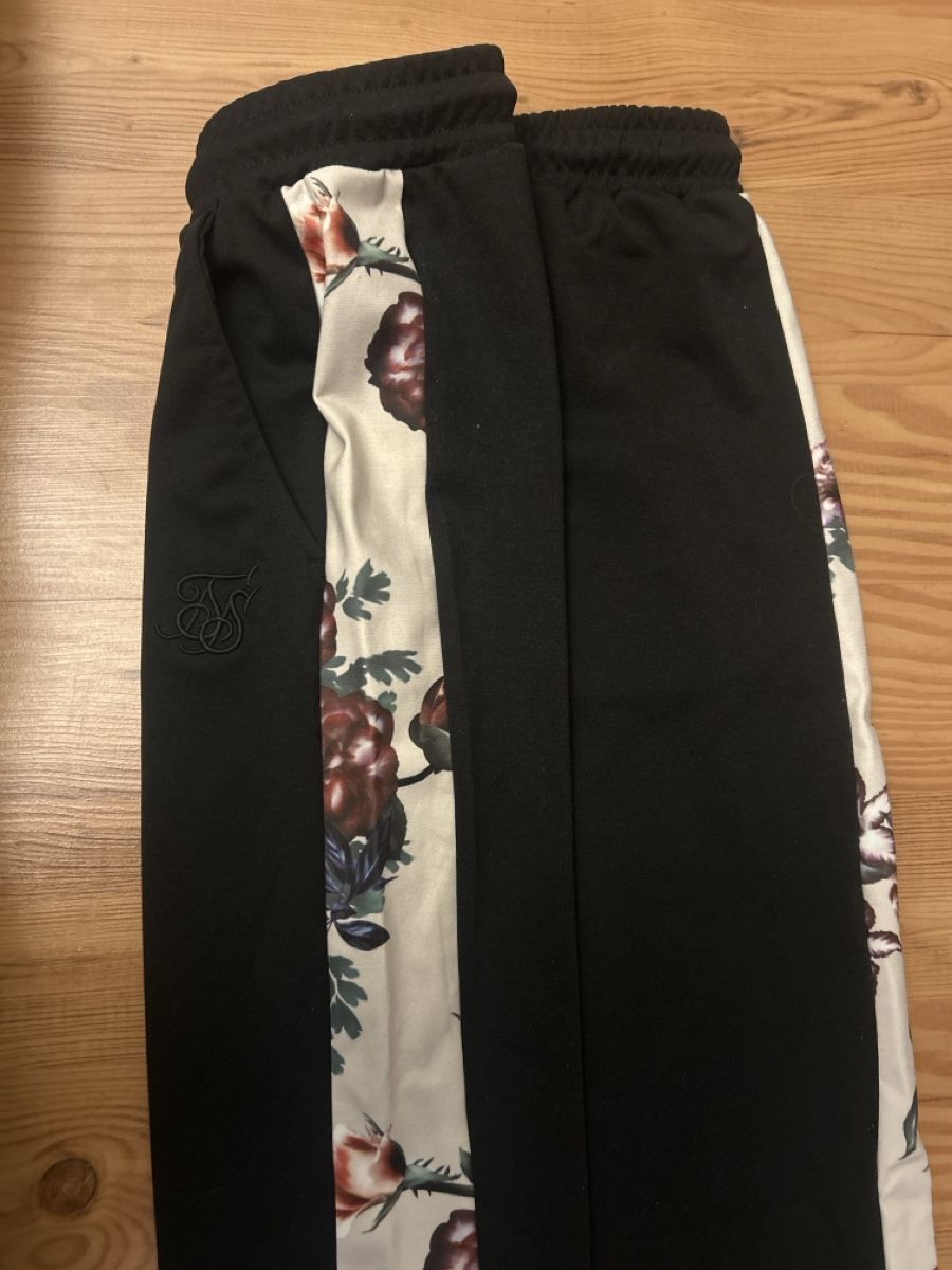Siksilk Pantaloni: SIKSILK Botanical Flowers - Jogginghose - Gr. 36 – Nuovo (secondo la descrizione) da Hausen AG venduto da cele01 2