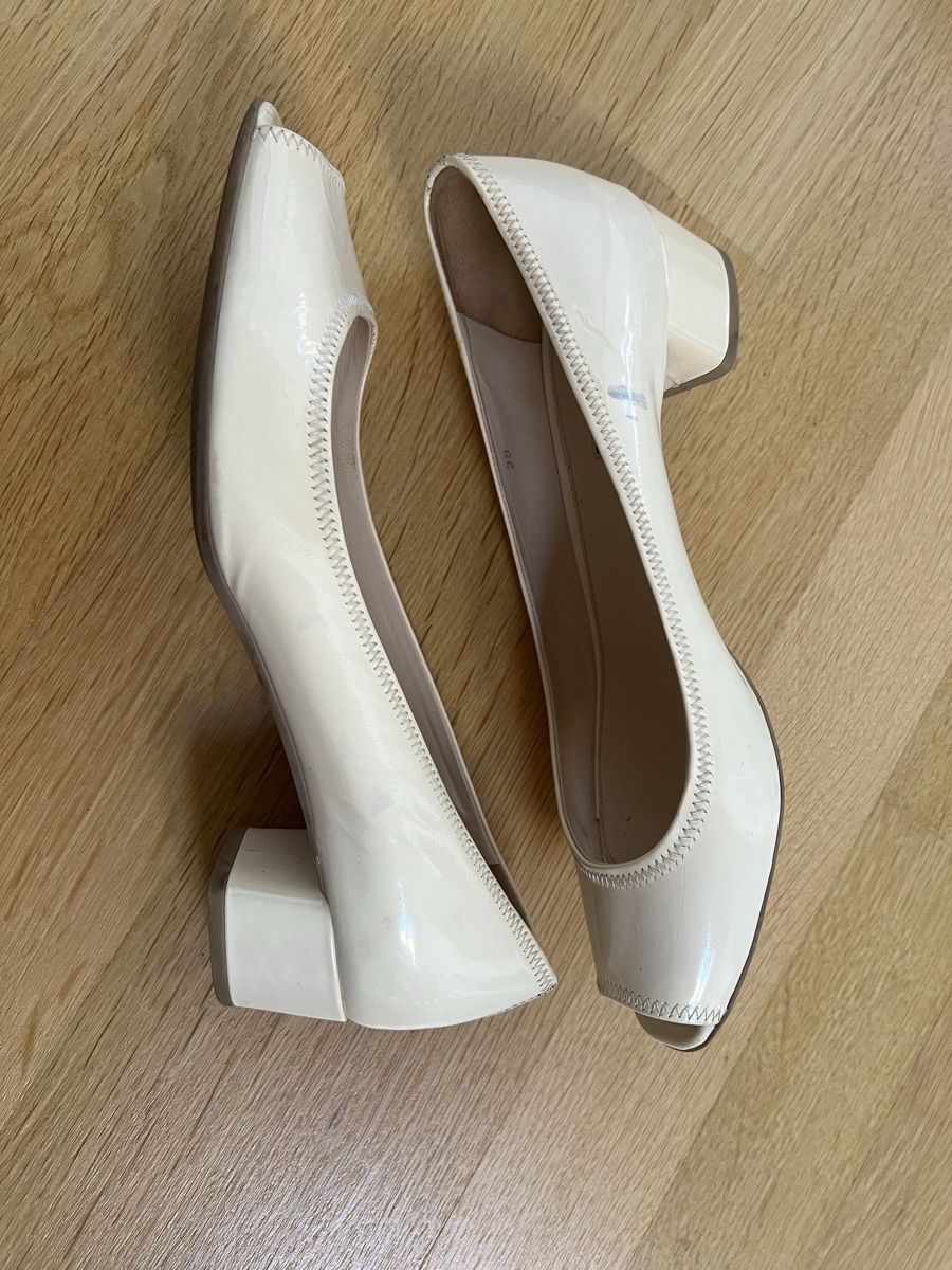 Prada Scarpe da donna: PRADA Peep Toe Patent Leather Beige Size 39 Used – Usato da Urdorf venduto da fre_8xmr 1