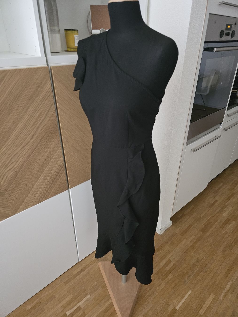 Vestiti: Schwarzes One-Shoulder Kleid – Usato da Zürich venduto da ale_bg2x 2