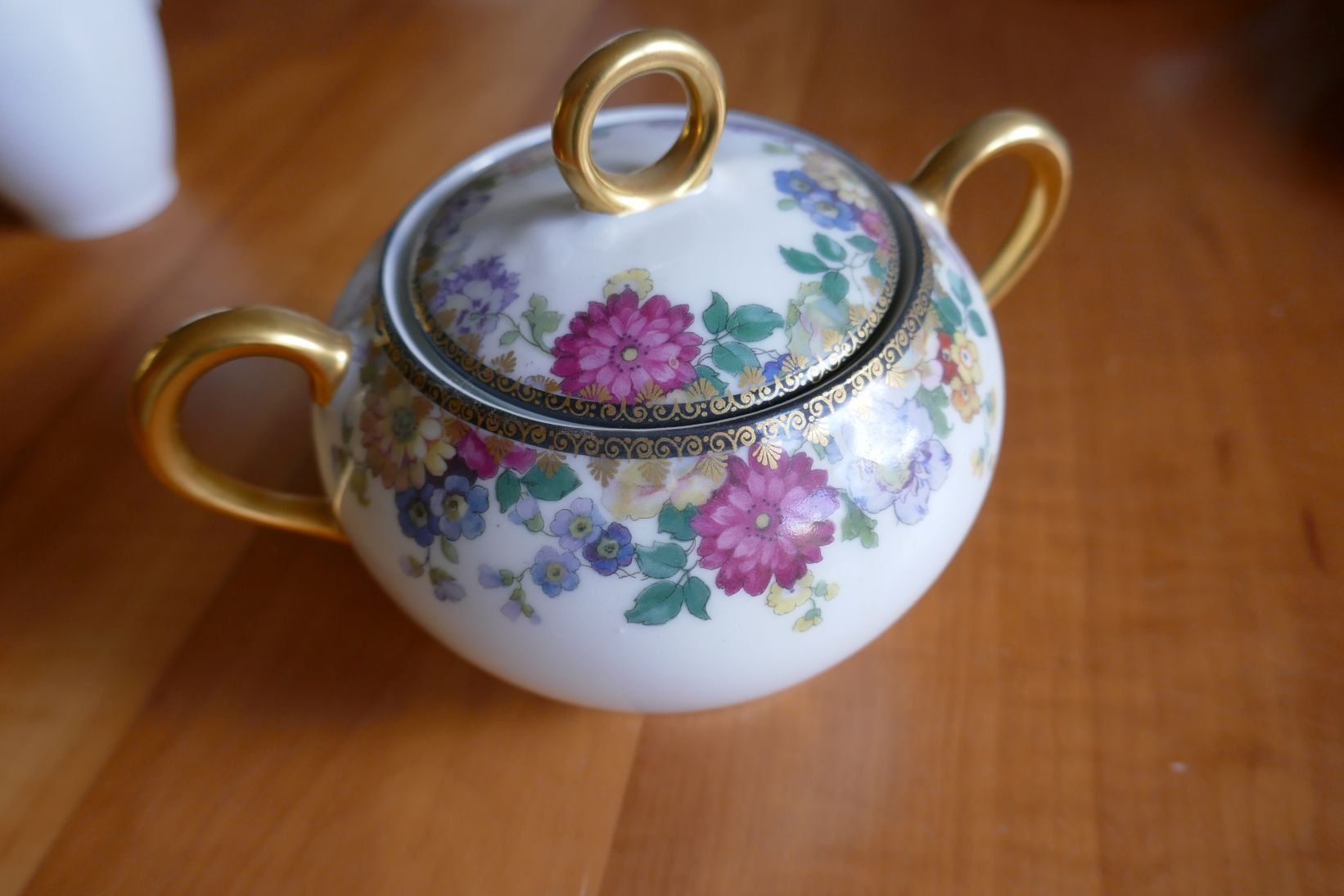 Services de table: Teeservice mit Blumenmuster und Goldrand – D'occasion à lenzburg par sariro 4