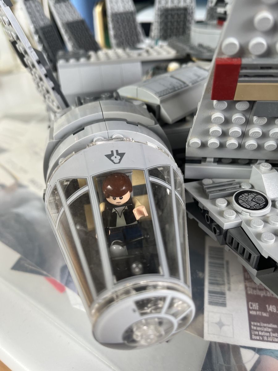 Lego Baukästen: Lego Star Wars Falcon + Diverse Figuren – Gebraucht aus Roggwil BE von NYRF 2