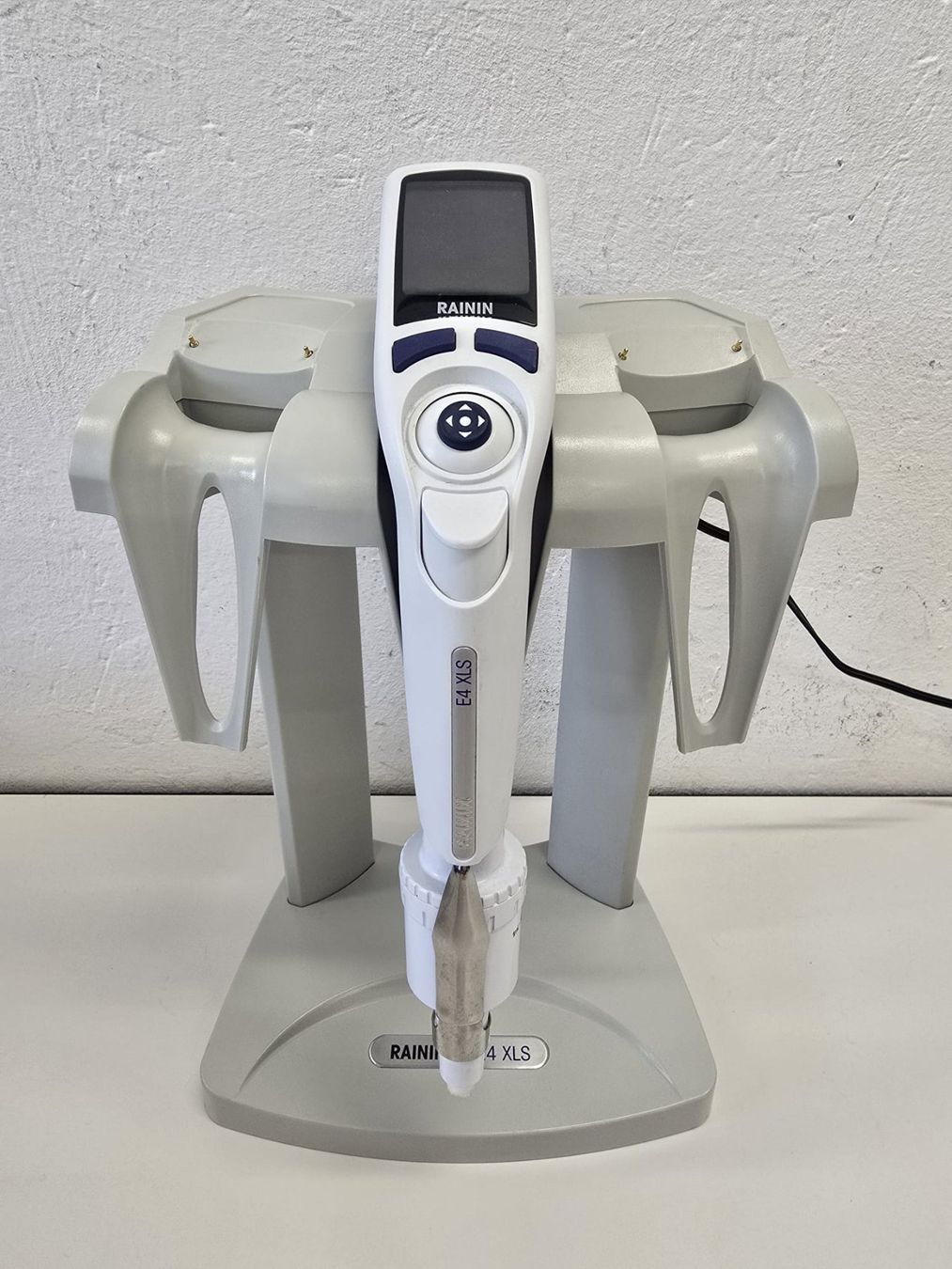 Mettler Toledo Misurare: Rainin E4 XLS LTS 1ml-10ml Pipette mit Ständer – Usato da Niederdorf venduto da LeptonAG_Labor