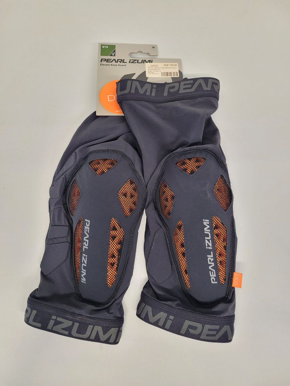 Pearl Izumi Protezioni & Imbottiture: Unisex Elevate Knee Guard black M – Nuovo e nell'imballaggio originale da Giswil venduto da mai_k7x7