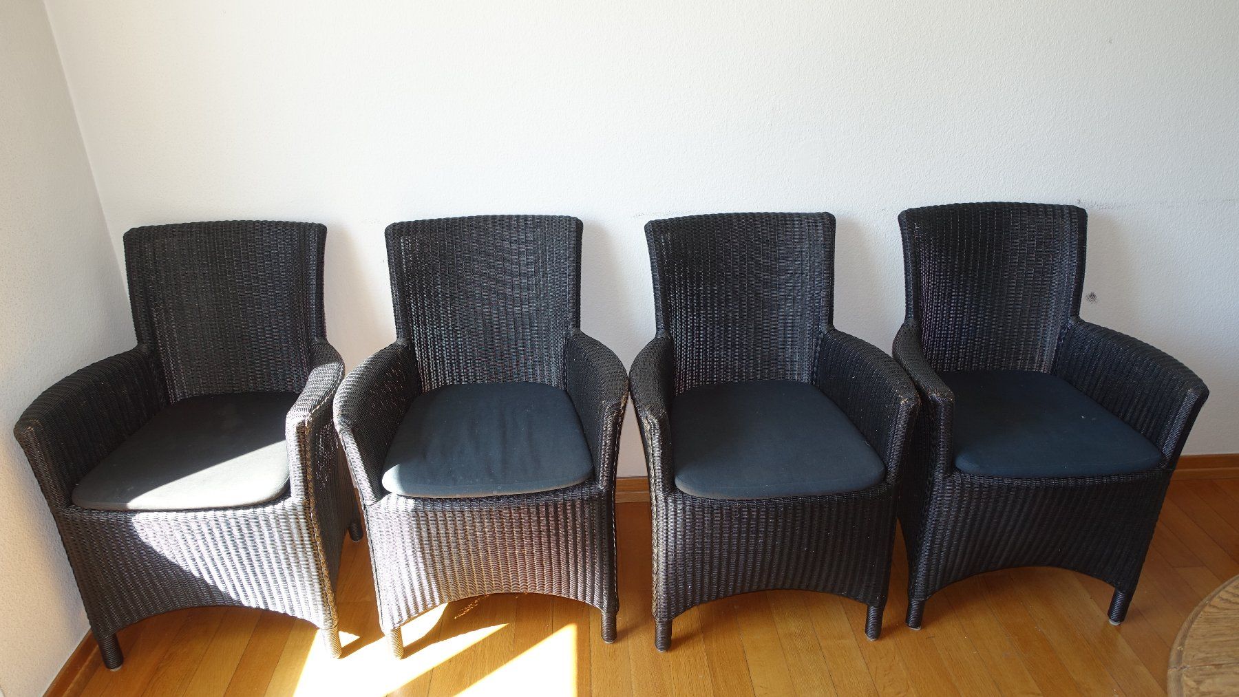 Poltrone: Cane-Line Hampsted Sessel 4er-Set, dunkel – Usato da Basel venduto da loveit