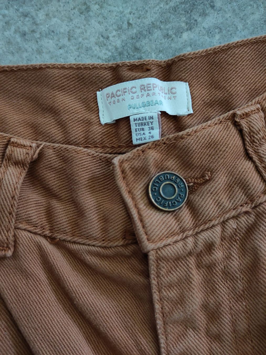 Pull&Bear Jeans: Straight Leg Jeans Gr. 36 – Nuovo (secondo la descrizione) da Oberuzwil venduto da venditum. 1