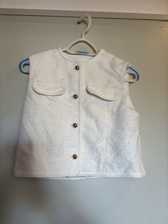 Gilet blanc texturisé boutons dorés