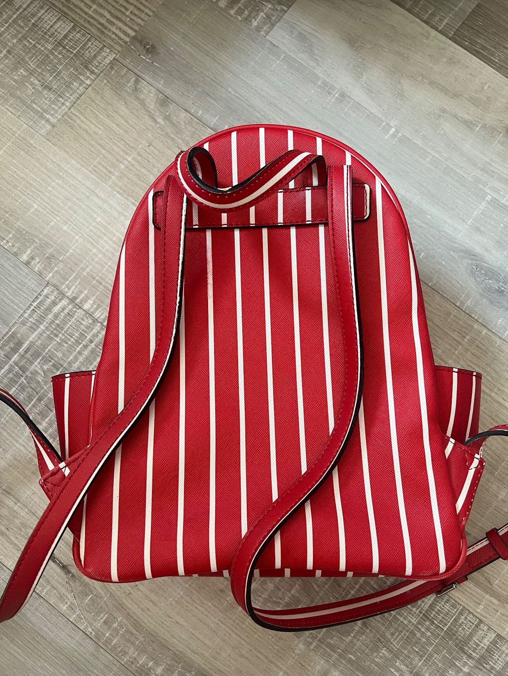 Guess Zaini: Guess roter Rucksack – Usato da Uster venduto da sar_h8ff 1