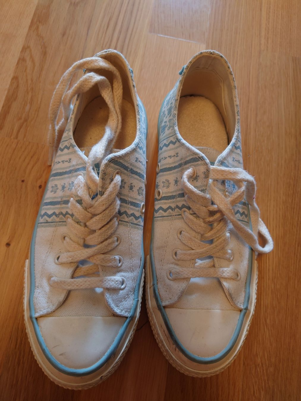 Chaussures femmes: MIPACHA Turnschuhe gemustert Grösse 39 gebraucht – D'occasion à Murten par alau3