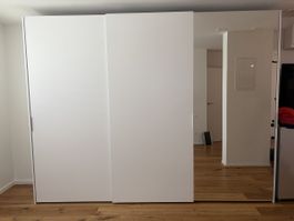 Grosser Schwebetürenschrank mit Spiegeltür – Weiss – 304 × 2