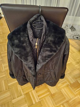 Winterjacke mit Pelzkragen, schwarz, Grösse 34/36, Top Zusta