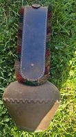 Traditionelle Kuhglocke mit Tragegurt - Altes Handwerk