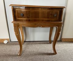 Antiker Beistelltisch mit Schublade (Louis-XV-Stil)