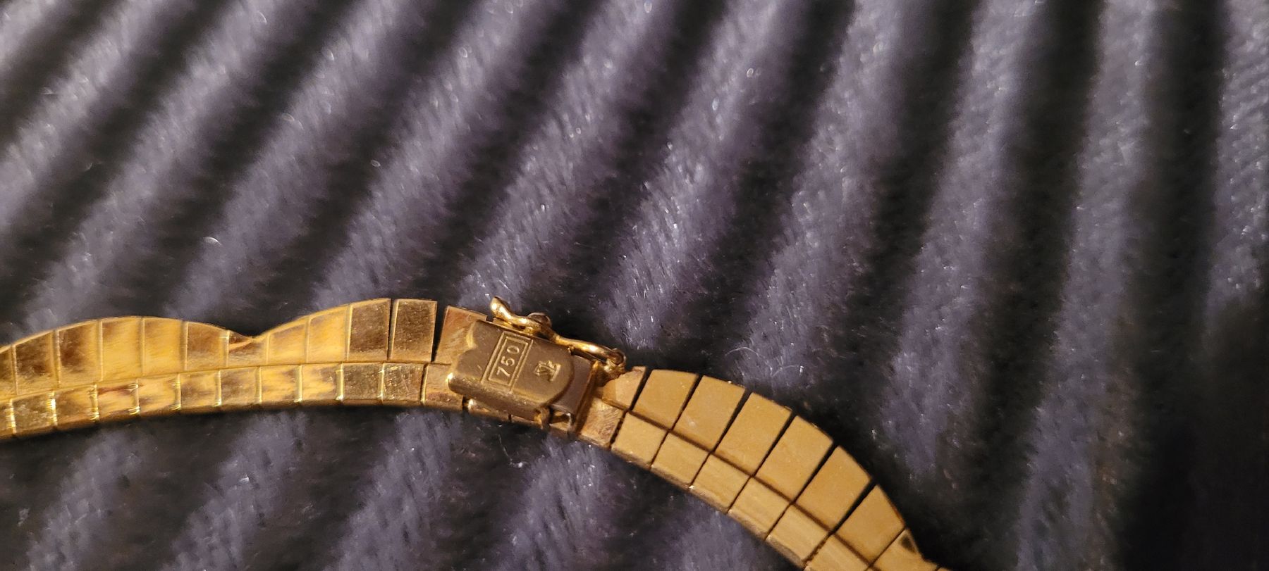 Ketten: Collier 750 Gelbgold PRECIOUS – Gebraucht aus Winterthur von Wohnhaus 4