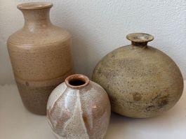 Trio handgefertigter neutraler signierter Keramikvasen
