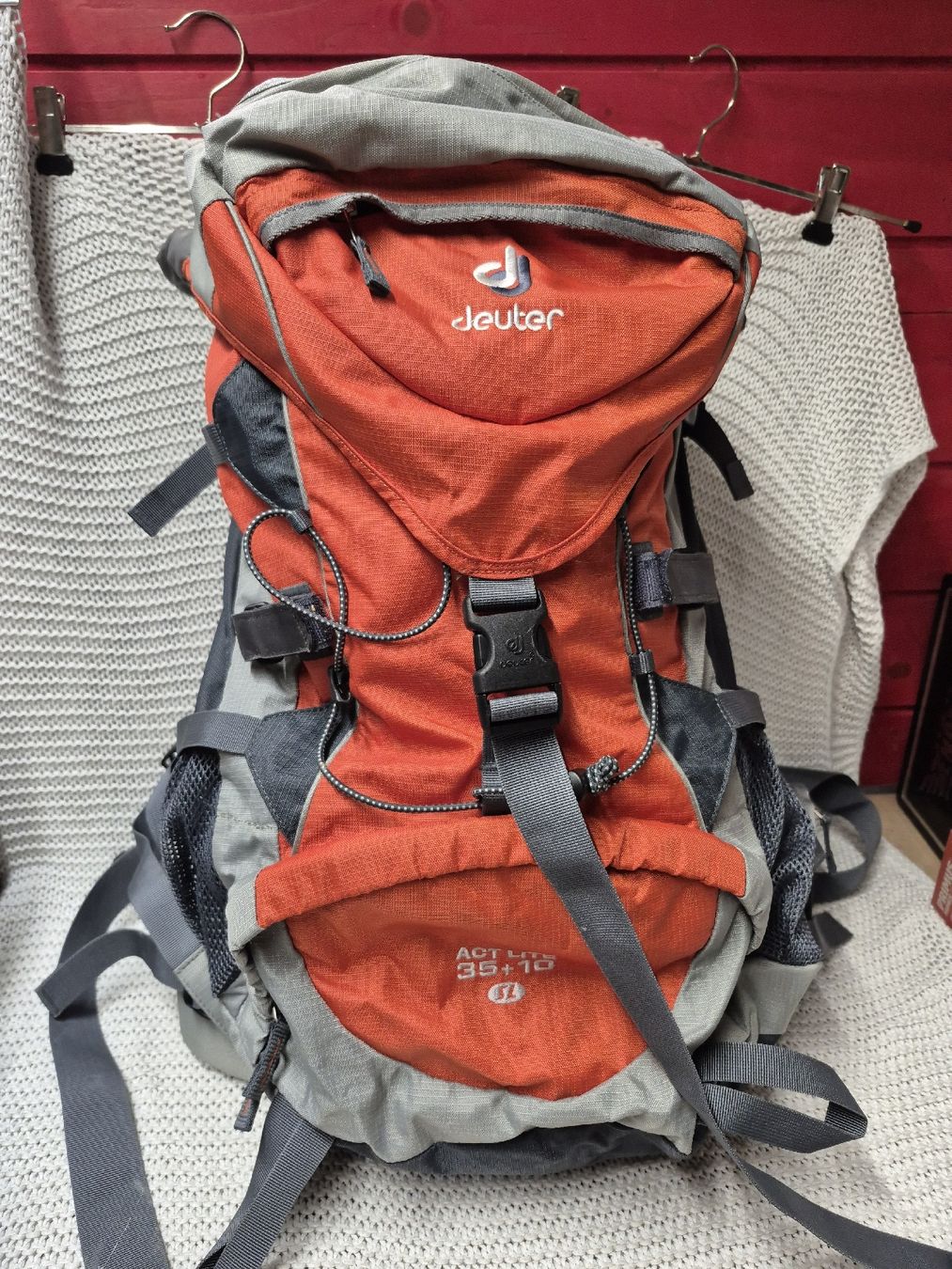 Deuter Zaini: Deuter Rucksack Act Lite 35 + 10L Orange grau – Usato da Merligen venduto da muss_haben