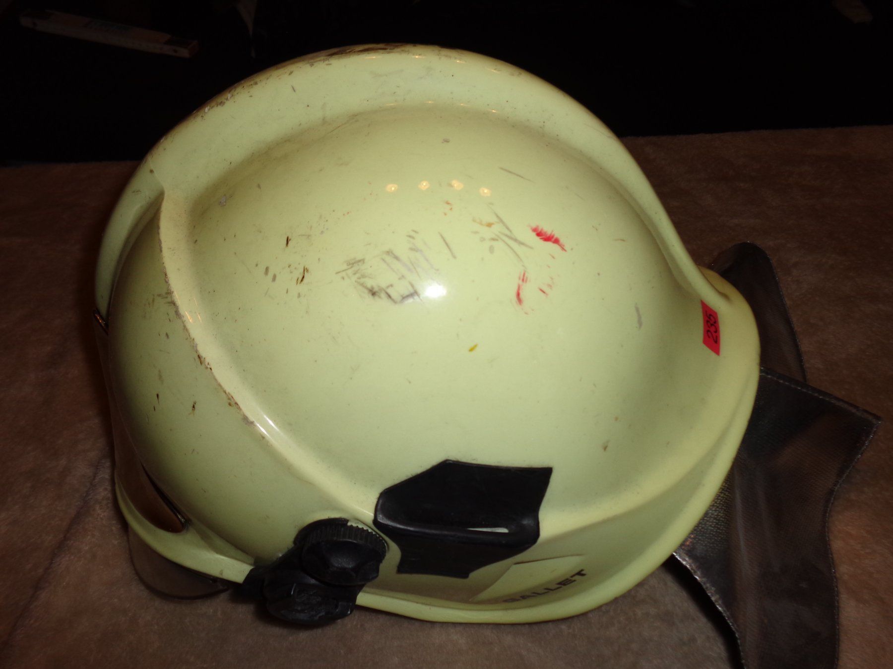 Pompieri: Feuerwehrhelm Original mit nackenschutz – Usato da Liestal venduto da Gecko16