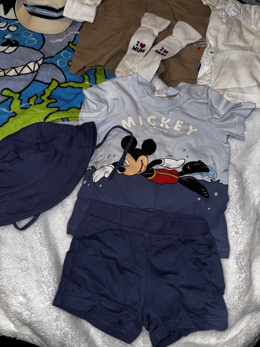 H&M Lotti & Set di vestiti: Kleiderpaket gr 80/86 Junge – Usato da Weite venduto da Quarantino 1