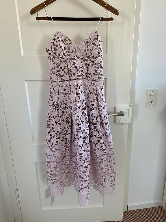 Vestiti: NEU Self Portrait Spitzenkleid Midi – Usato da Zürich venduto da vkummer
