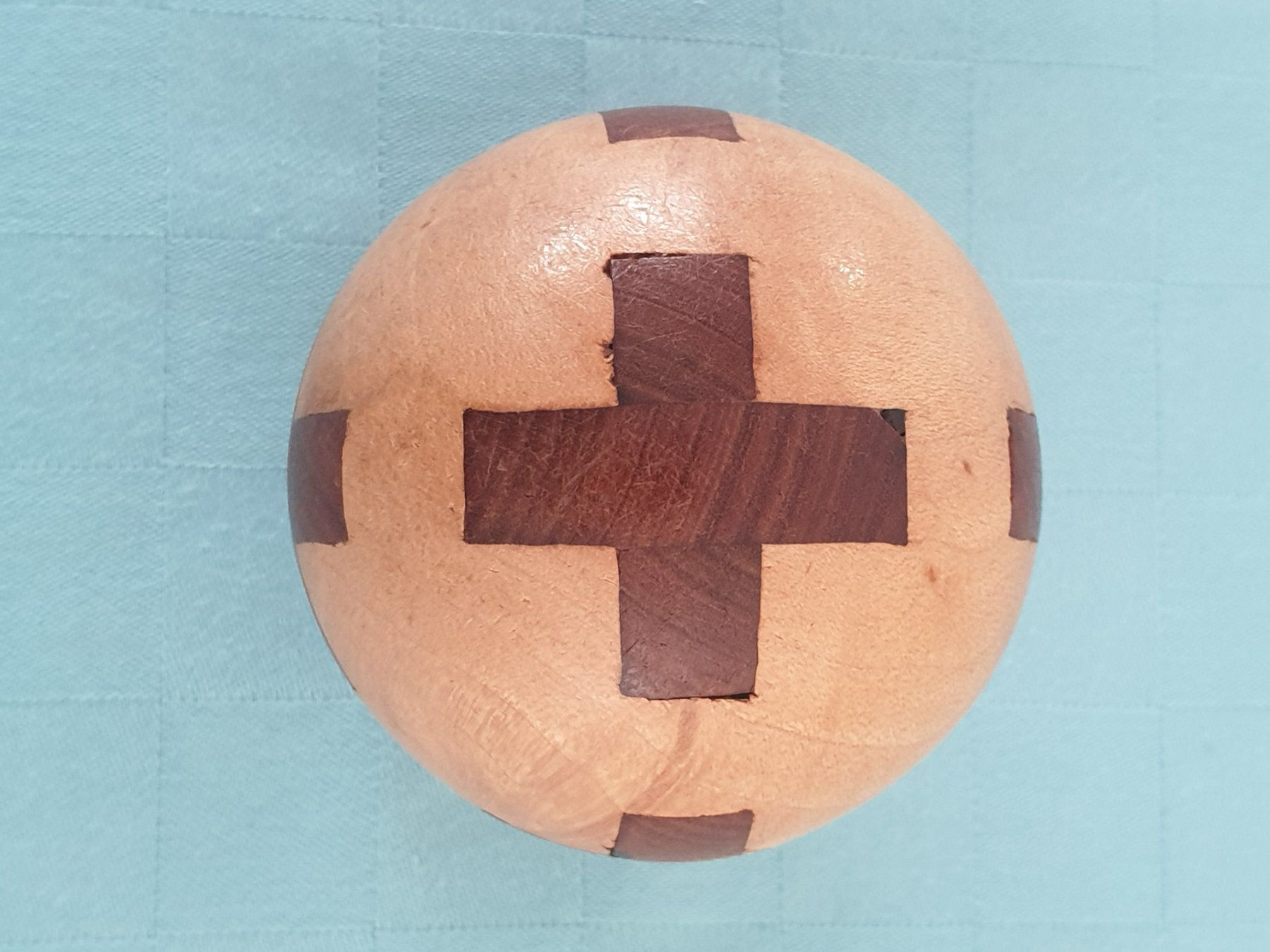 Tutte le decorazioni: Strumpfkugel "Schweizerkreuze" zwei Hölzer – Usato da Mörschwil venduto da spirspi 1