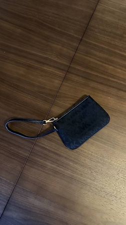 Michael Kors Mini Handgelenktasche, schwarz