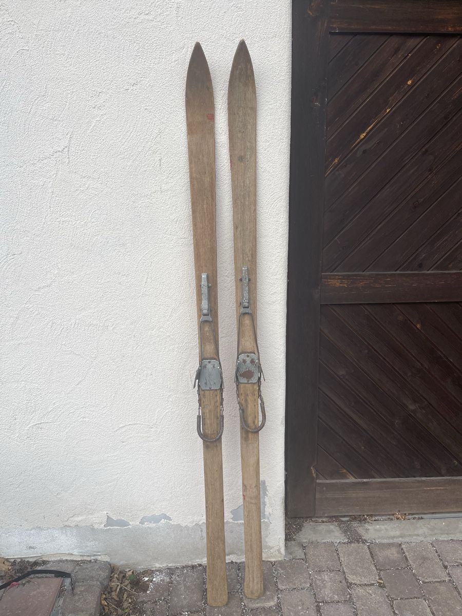 Skis: Antike Holzskis – Gebraucht aus Besenbüren von Saikilosos