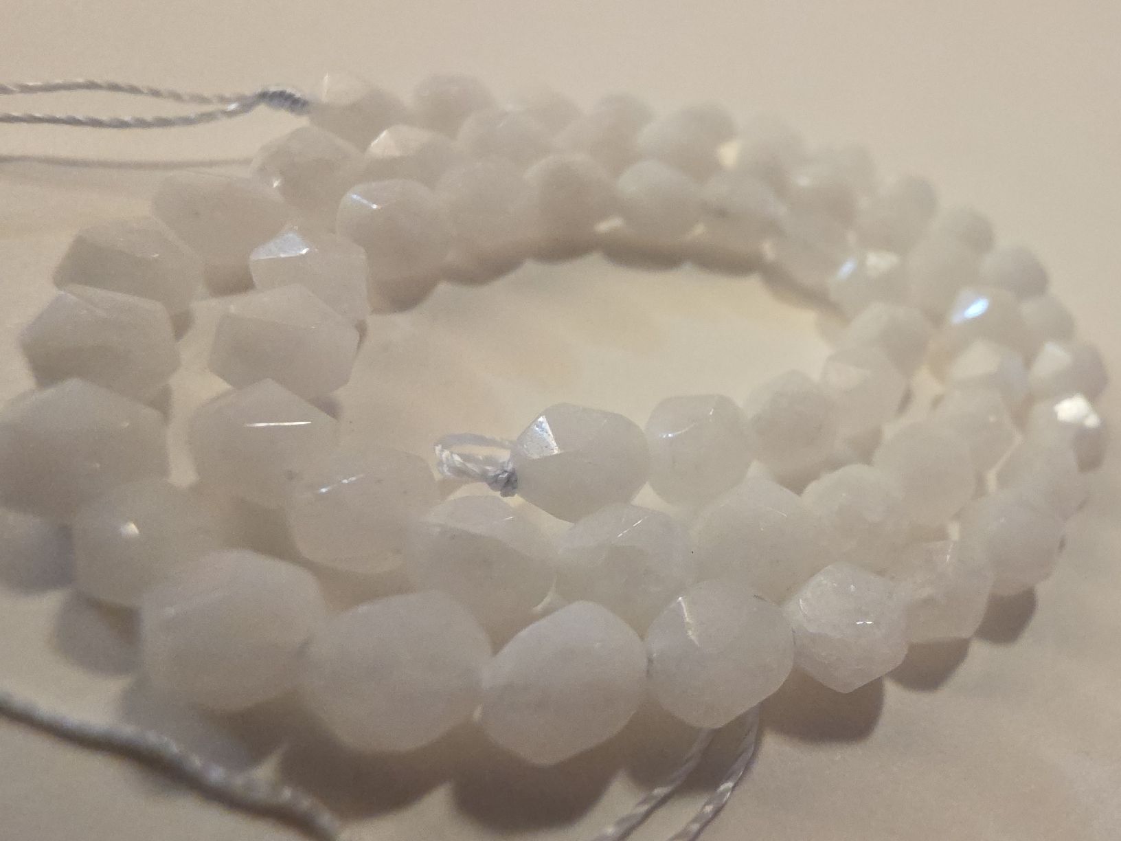 Minerali & Pietre curative: Jaspis weiss facettiert 6mm. Strang – Nuovo e nell'imballaggio originale da Menziken venduto da Mirager 1