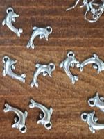 10 silberfarbene Delfin-Charms Anhänger, inkl. 10 Ohrhaken