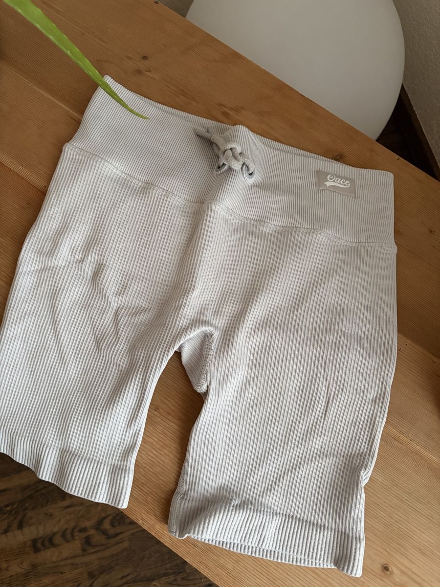 Oace Leggings: Oace Shorts – Usato da Rüderswil venduto da dariasophialuisa