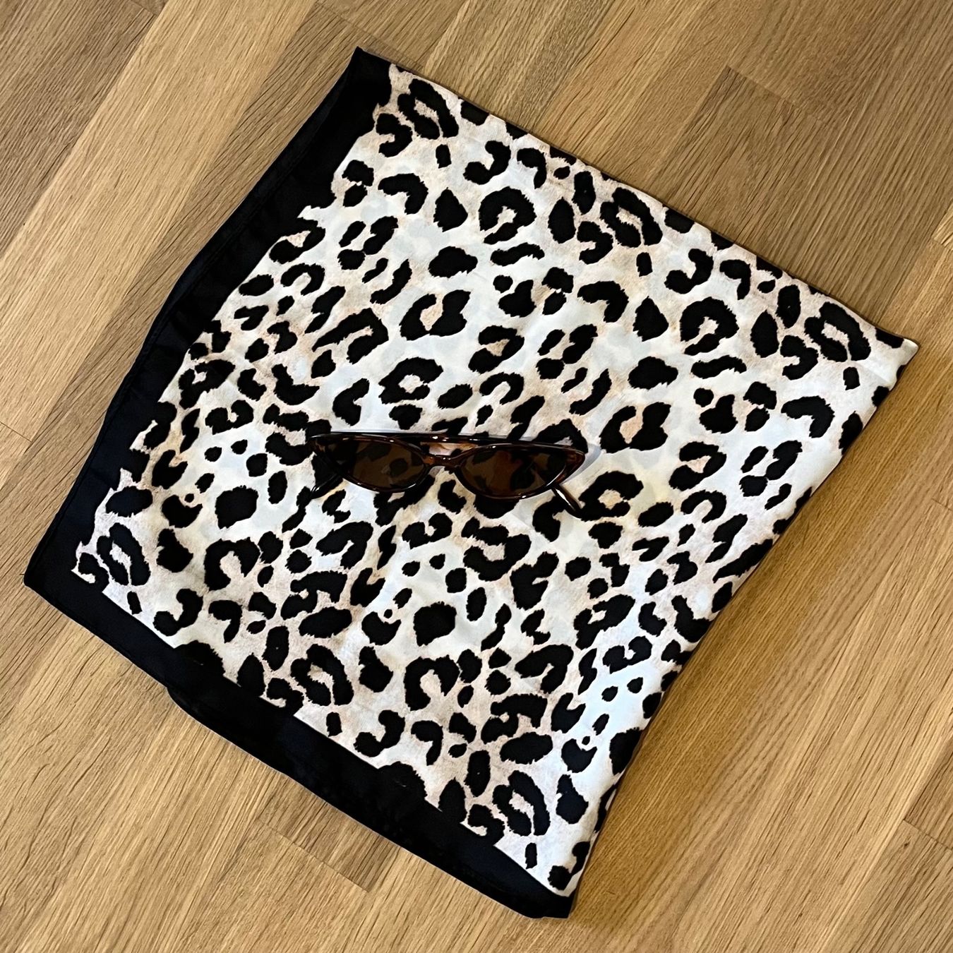 Brillen & Gläser: Sunglasses and Silk Scarf, Leopard Pattern – Neu (gemäss Beschreibung) aus Zürich von art_b5qd
