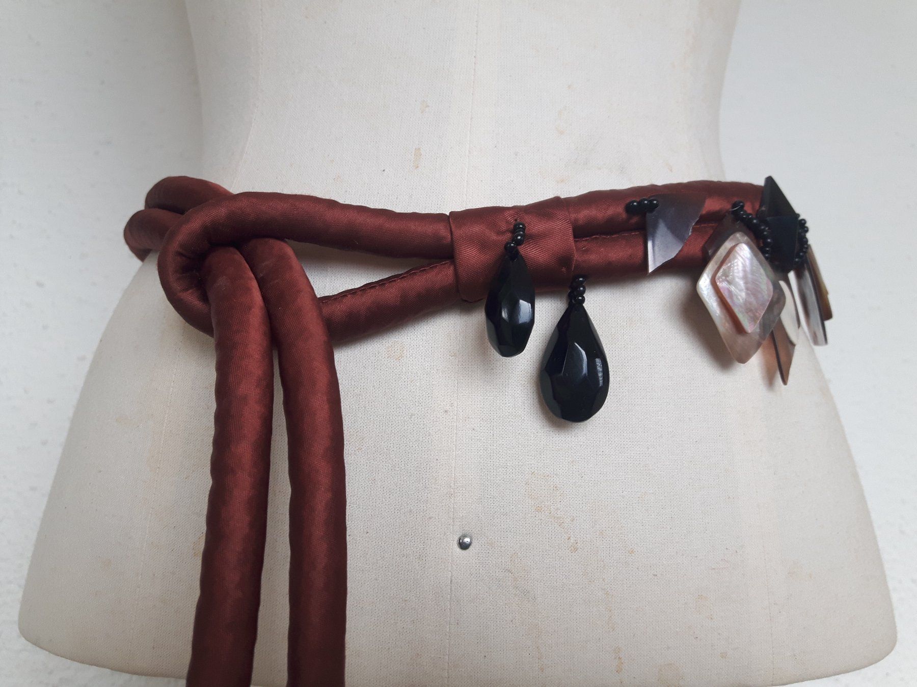 Cinture: Raffinierter vintage Couture Seidengürtel- Statementkette – Nuovo (secondo la descrizione) da Beckenried venduto da SylvkensWorld 6