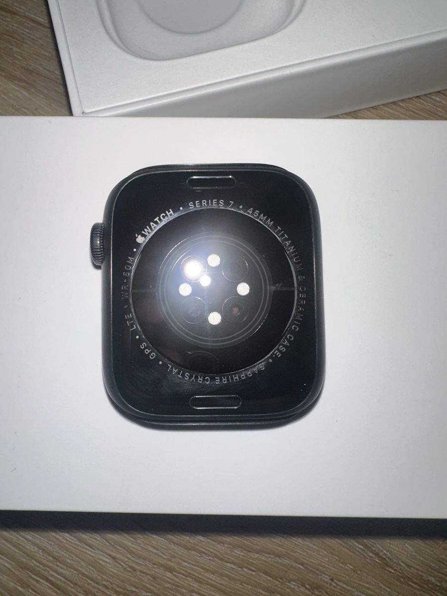 Apple Smartwatch: Apple Watch Series 7, 45mm, Titangehäuse, GPS+Cellular – Usato da Zetzwil venduto da severin_h 3