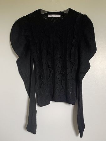 Pull Zara noir ajouré dentelle, manches bouffantes, taille S