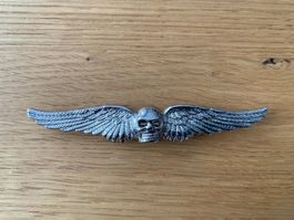 Cooler Totenkopf mit Flügel + Anstecknadel - Top Zustand!