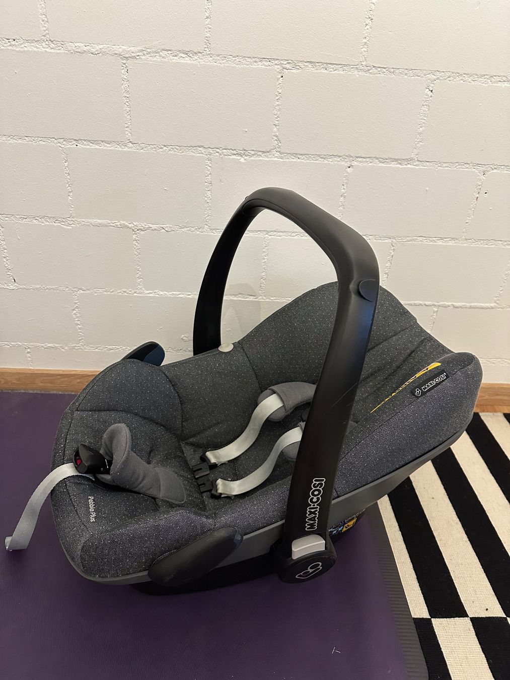 Elegantes Maxi Cosi Babyschale Pebble Bilder