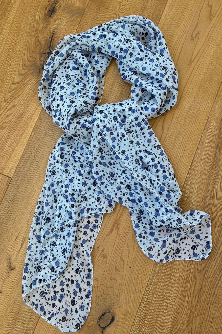 Foulards, Tücher & Schals: Sommerlicher Damenschal mit Blumenmuster, hellblau – Gebraucht aus Murgenthal von chili60
