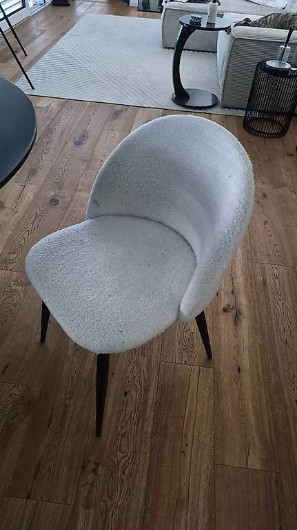 Sedie: 2 fluffy white and Black chairs – Usato da Binz venduto da eli_p8cn 1